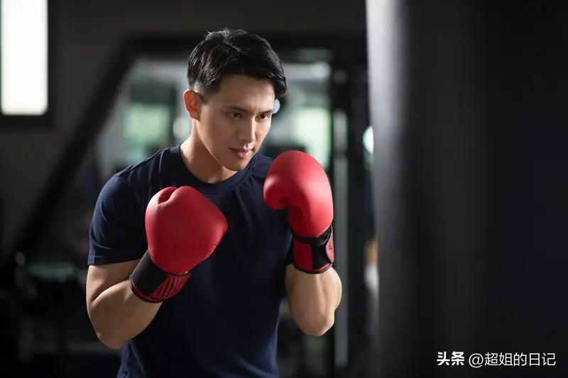 我喜欢运动，记得几年前，天天去广场跟师父练拳击，大概练了三年，那时候的身体是真好