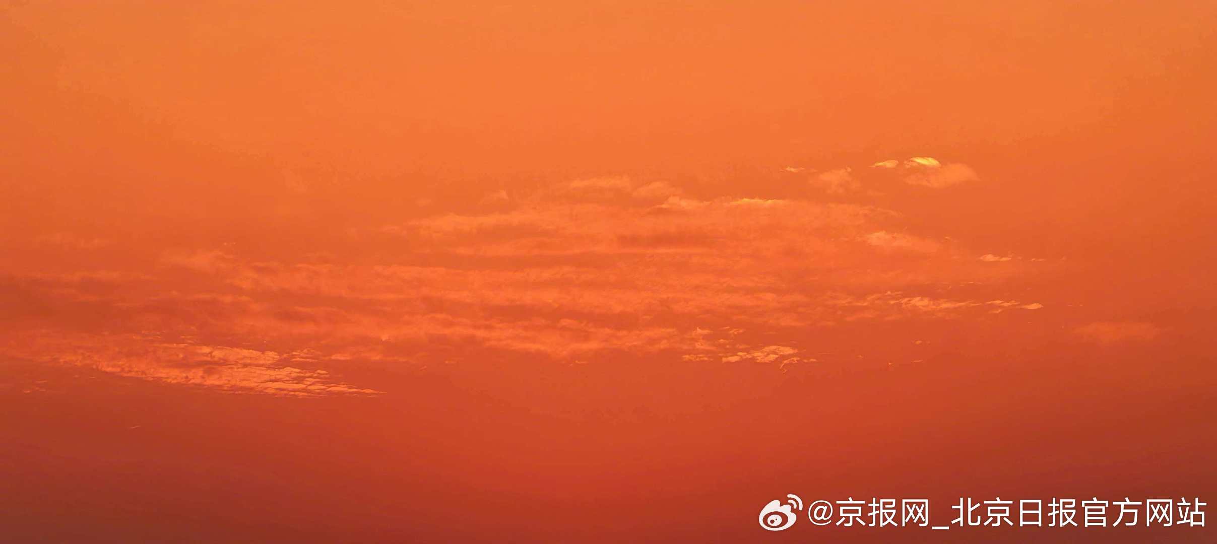 【#北京夕阳写着春节最暖的祝福#】#今天北京真好看# 2月12日傍晚，北京夕阳正