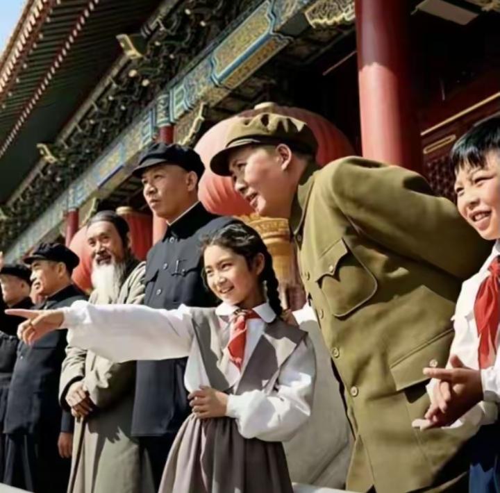 照片里的小女孩叫张筠英，你知道她当时伸出手指，到底在指什么吗？ 

后来她回忆说