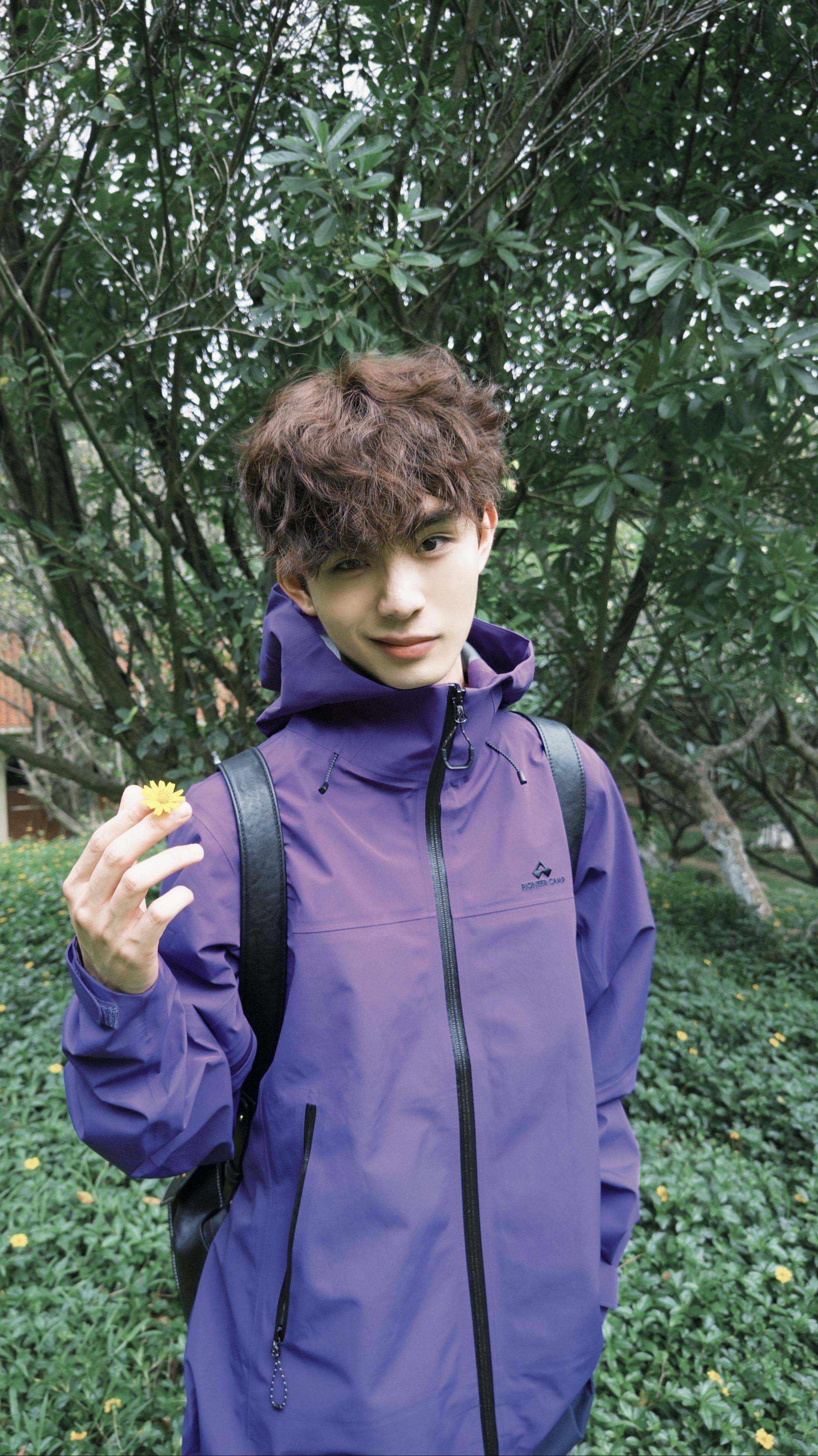 你要永远明媚 永远开心 像一朵小花一样 向阳而生