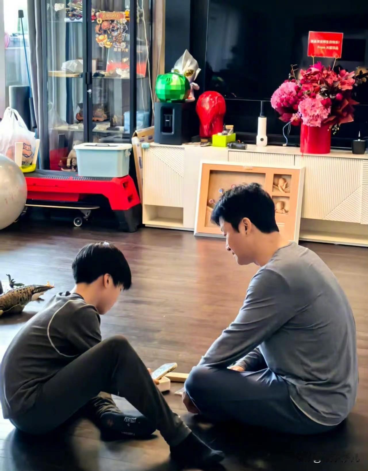 吴京在家带孩子


吴京和孩子相处特别融洽
吴京非常有耐心
多陪陪孩子也好
挣钱