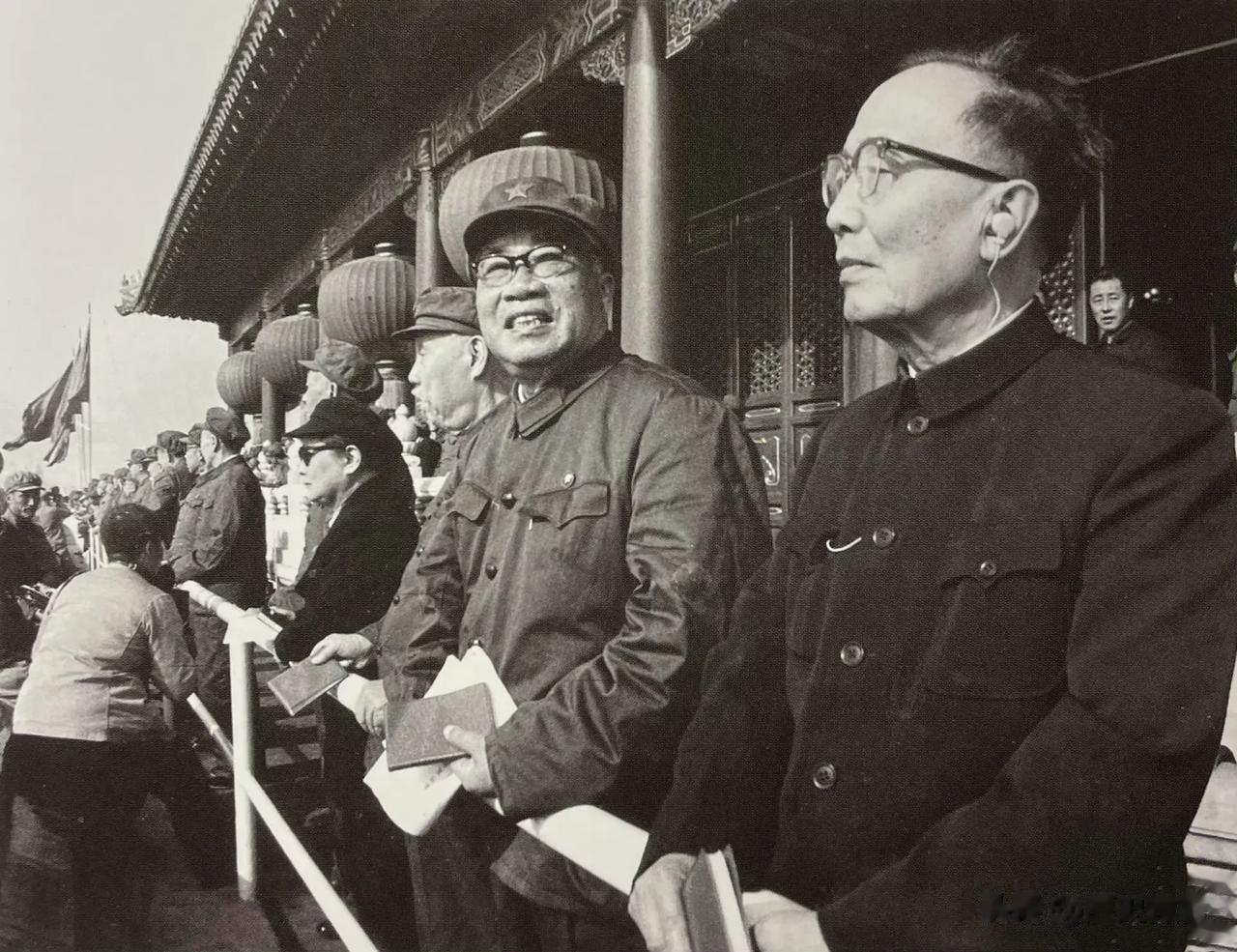 1966年9月，朱德委员长身着军装站在天安门城楼上。新中国成立后，朱德元帅很少身