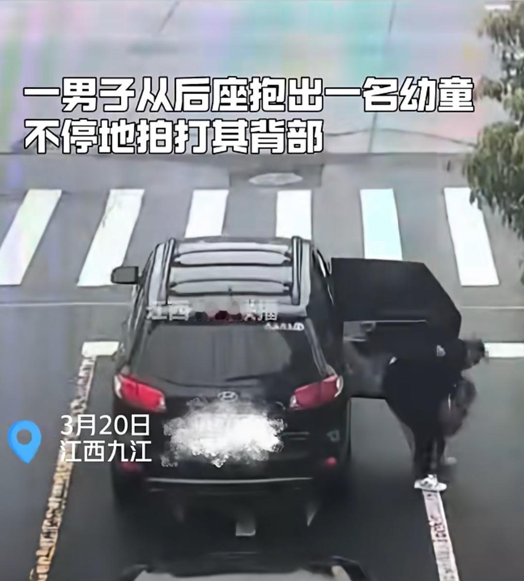 路口红灯，车流停滞，谁也没料到，一场生死危机正在一辆私家车后座悄然上演。
 
监