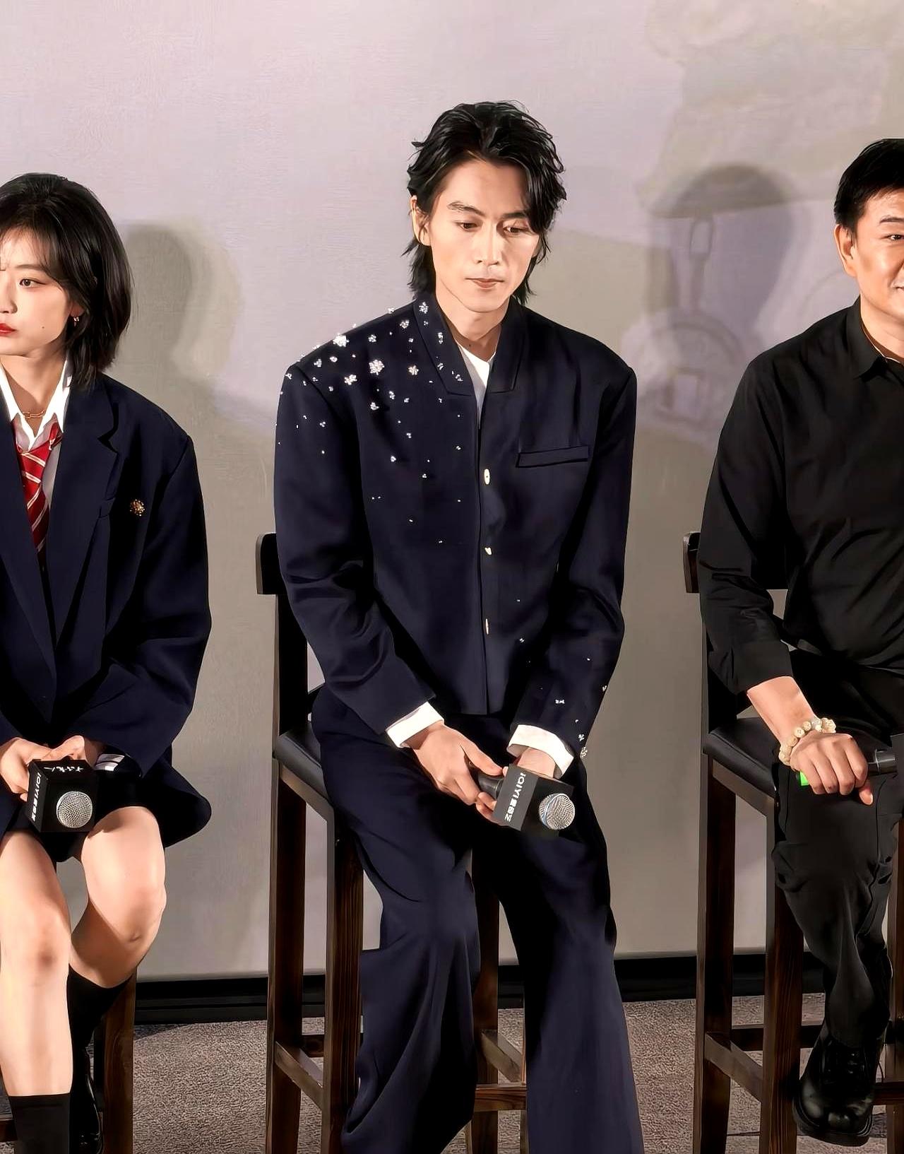 陈晓久未露面。
 

这次出席《大生意人》发布会，状态变化引网友热议，有人说瘦脱