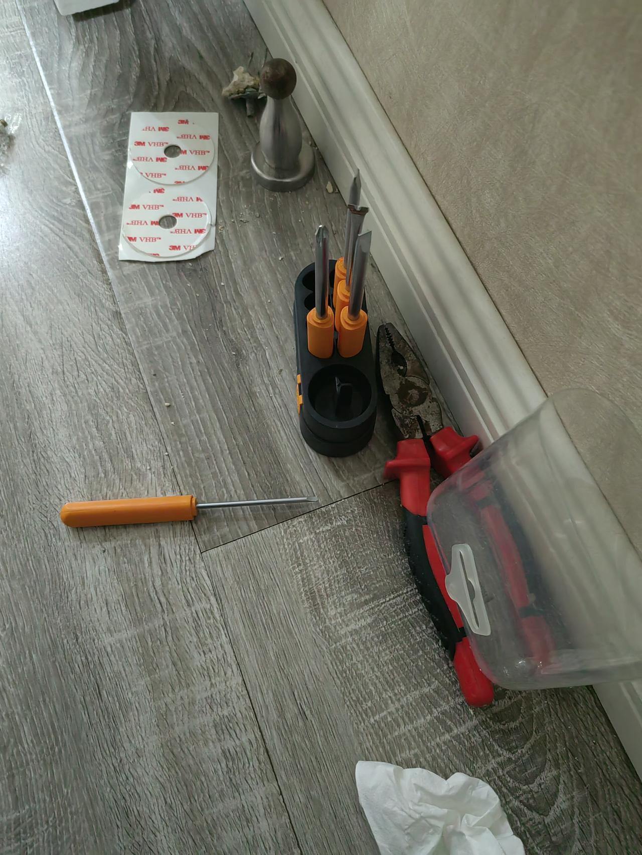 两包华子换来的“专业维修”……
保质期只有两年，这性价比大家给算算?
两年前门吸