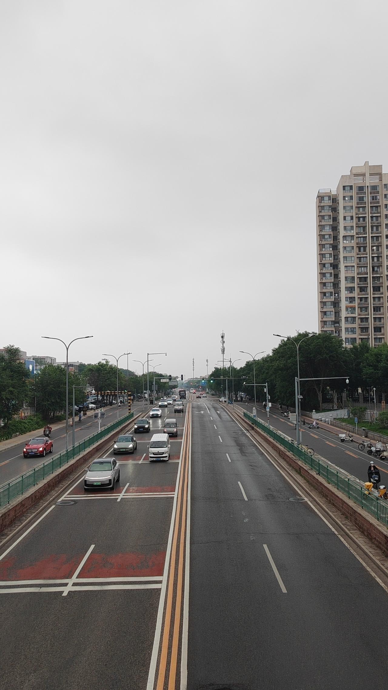 既然选择了远方，便只顾风雨兼程。人生的旅途上，总会有风雨，但也会有彩虹。不要轻言