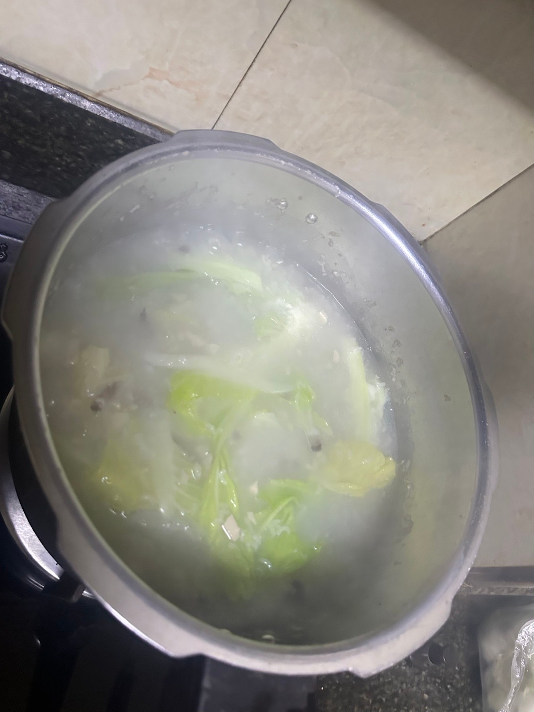 吃晚饭啦！你们喜欢吃这个白菜粥吗？加了腊肉好吃得很，真的很巴适的呢？ 