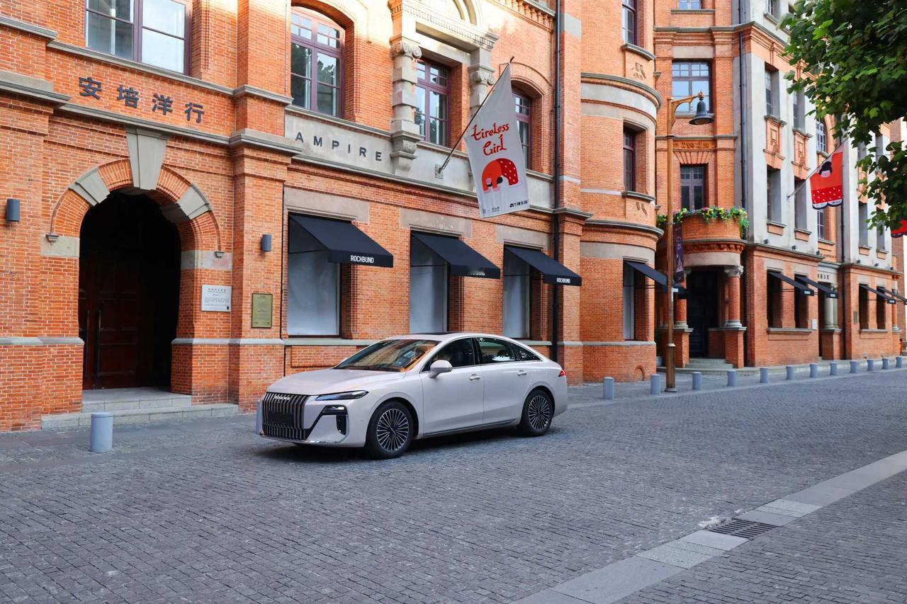 今天看到乳腺癌创新靶向药物纳入医保的新闻，评论里全是药价高、医院没货的吐槽，作为