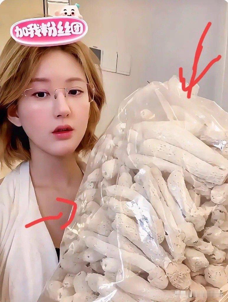 竹荪赵露思的直播间里，1公斤的竹荪被她扔到镜头前，那一瞬间20万观众立马到齐，赵