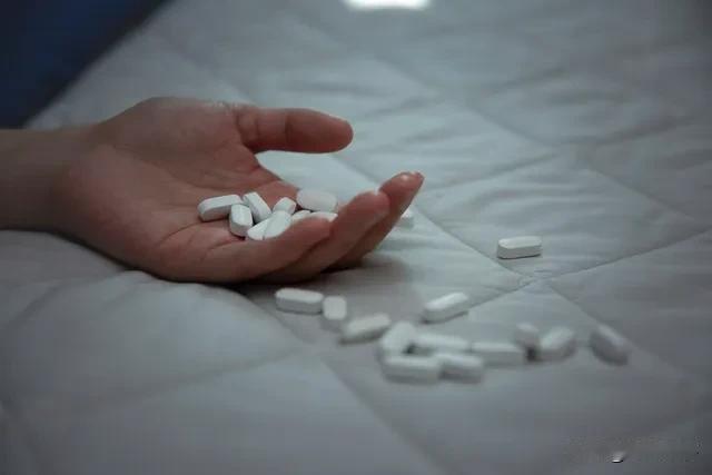 【抑郁症药物的副作用：身体在替心灵负重前行💊】

当抗抑郁药说明书上密密麻麻的