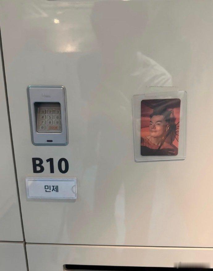 朴振英给旗下爱豆送了自己的小卡 朴振英给公司艺人储物柜贴小卡，想飞升的可以留下小