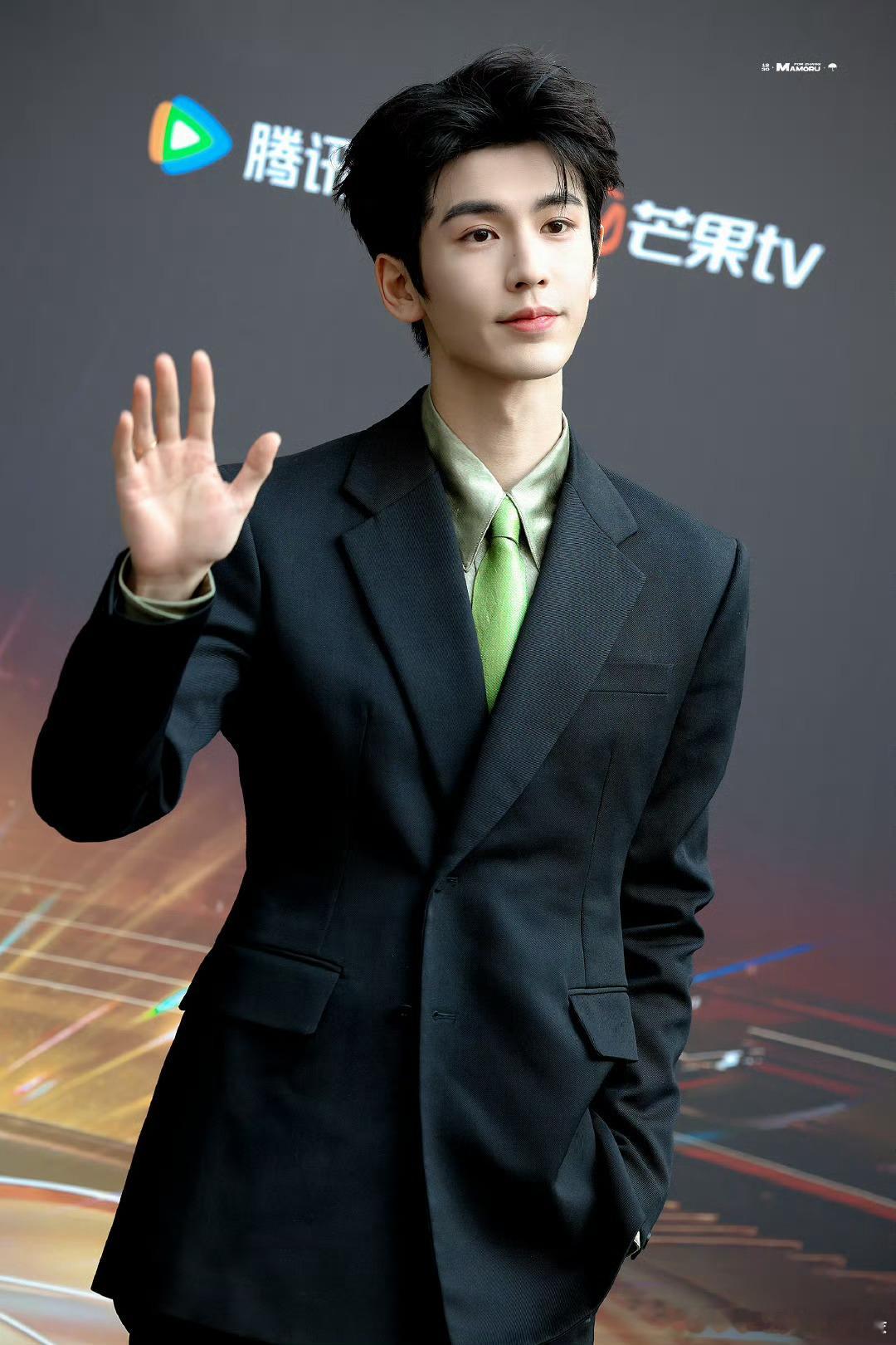 张凌赫带作品杀疯微博视界大会角色化红毯超吸睛！复刻《爱你》何苏叶造型细节拉满，携