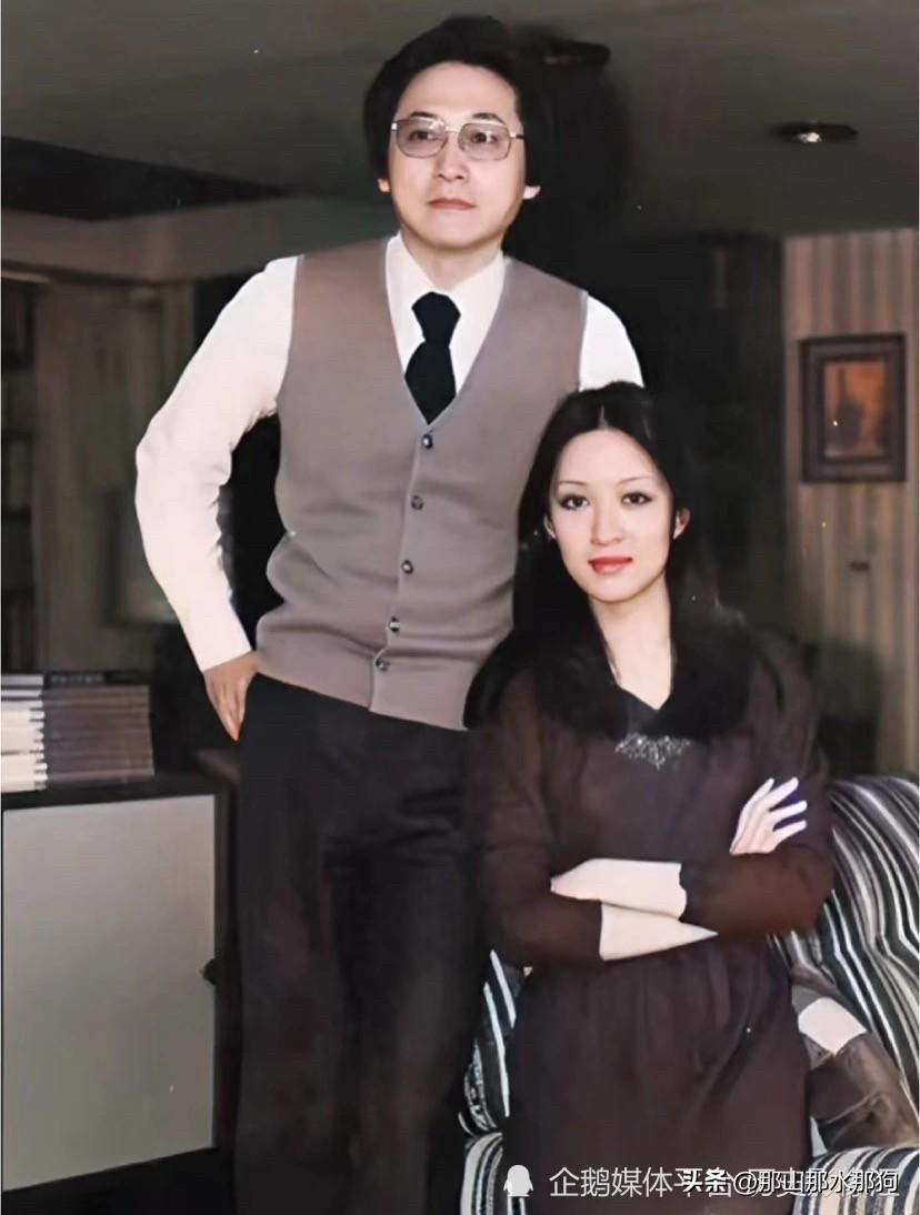 李敖生前在他的节目上说，他把当年前妻胡因梦送给他的定情之物，一块很珍贵的玉卖了，