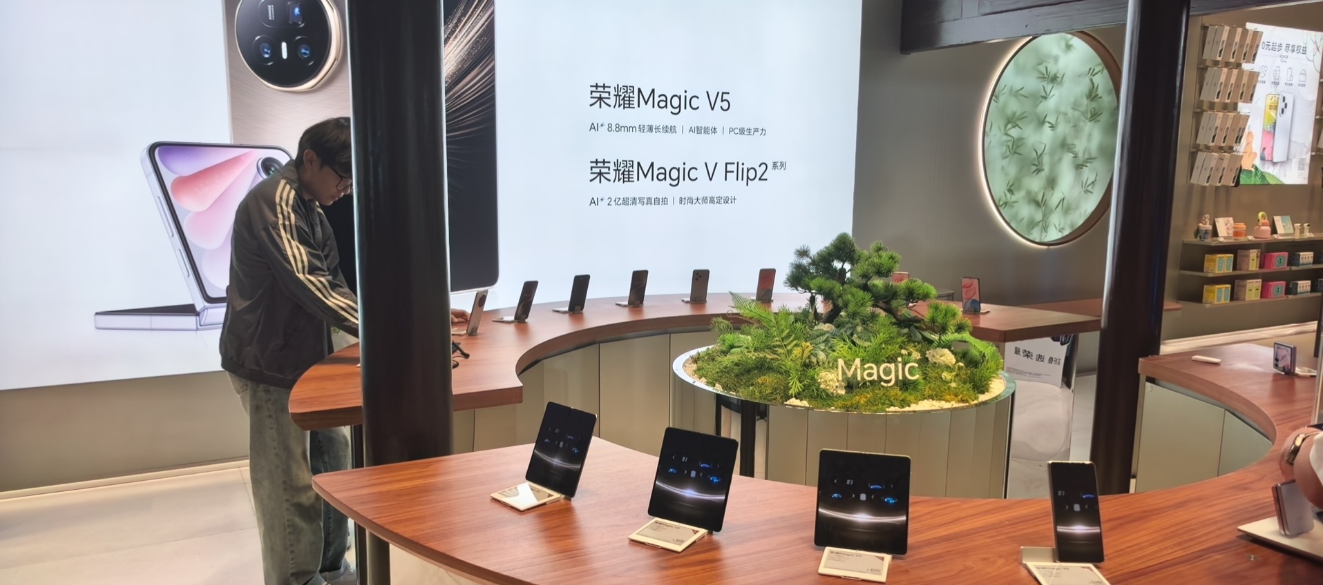 逛完成都车展，如果不知道去哪儿，不妨来成都 宽窄巷子逛逛——我刚在荣耀实体店体验
