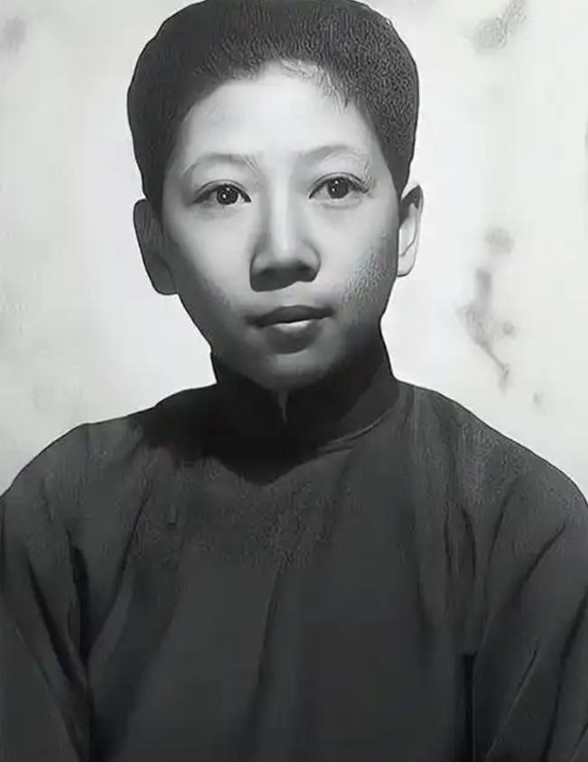 1994年，孔令伟去世，其姐孔令仪为她脱去男装，换上旗袍，画上淡妆，随后低头啜泣