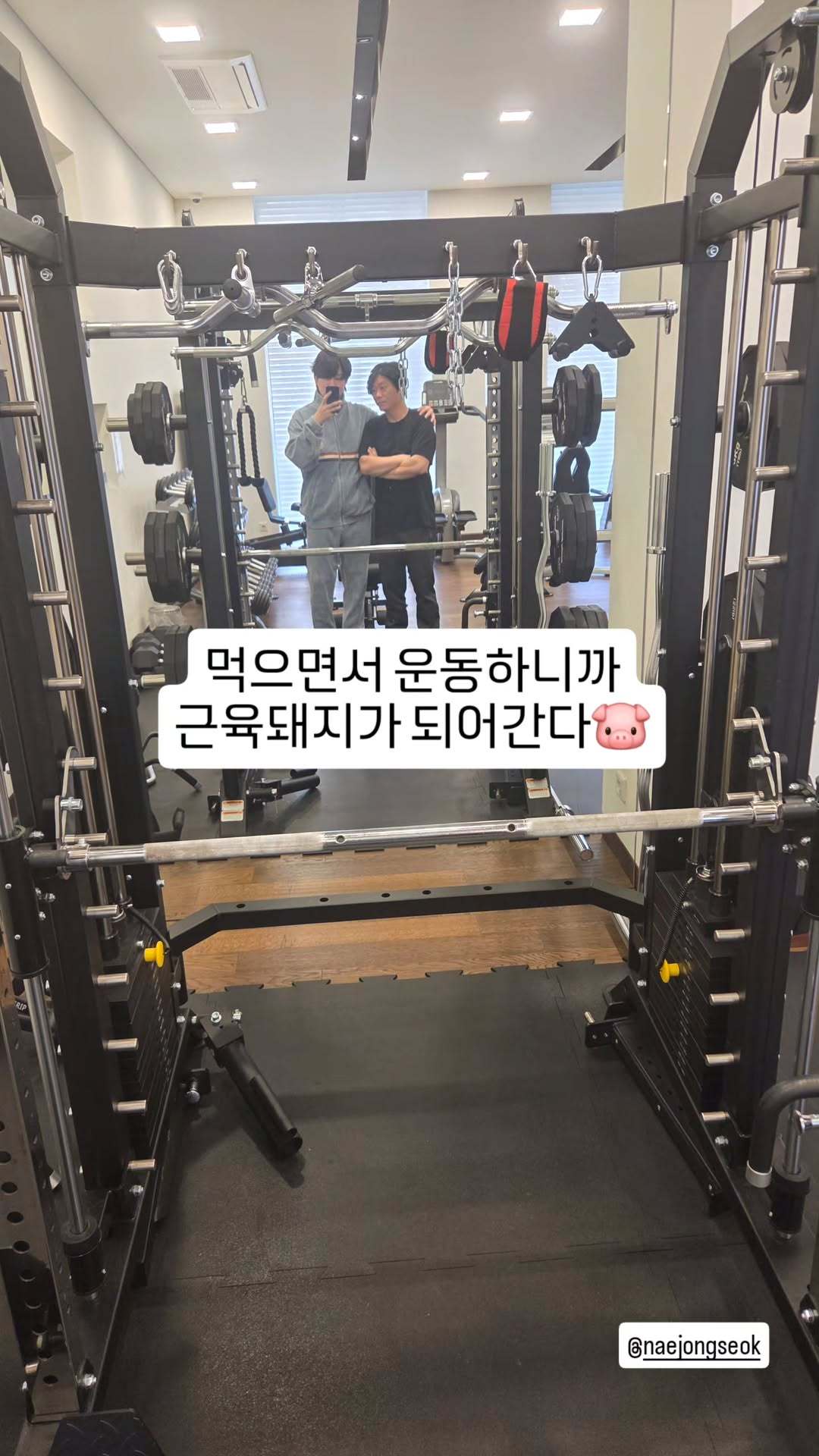 “CB百蓝_。260218金希澈 ins story更新：边吃边运动逐渐变成肌肉