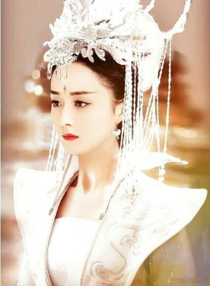 #秦岚说赵丽颖是没有攻击性的女演员#秦岚夸赵丽颖的长相没有攻击性，男生女生都会喜