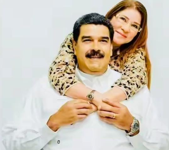 马杜罗和妻子看上去不像是相差9岁，这么大的年龄差！
马杜罗和妻子除了在生活中十分