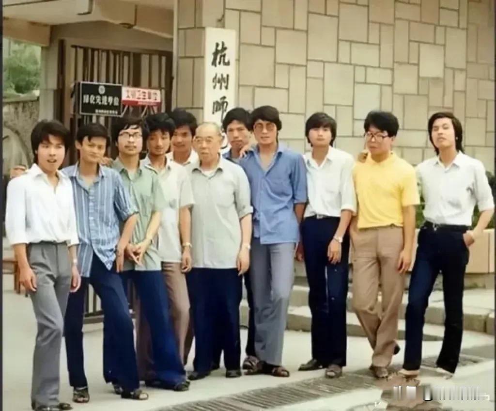 我就纳闷了，马云和甄子丹是同学？
印象里，甄子丹是香港的啊