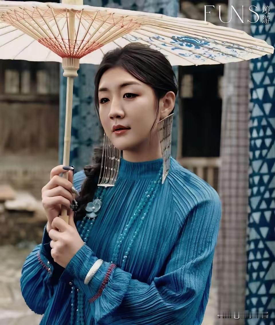 陈梦和陈幸同都回到了民国美女时代了，看到她俩都撑着油纸伞，突然想到了那首著名的诗