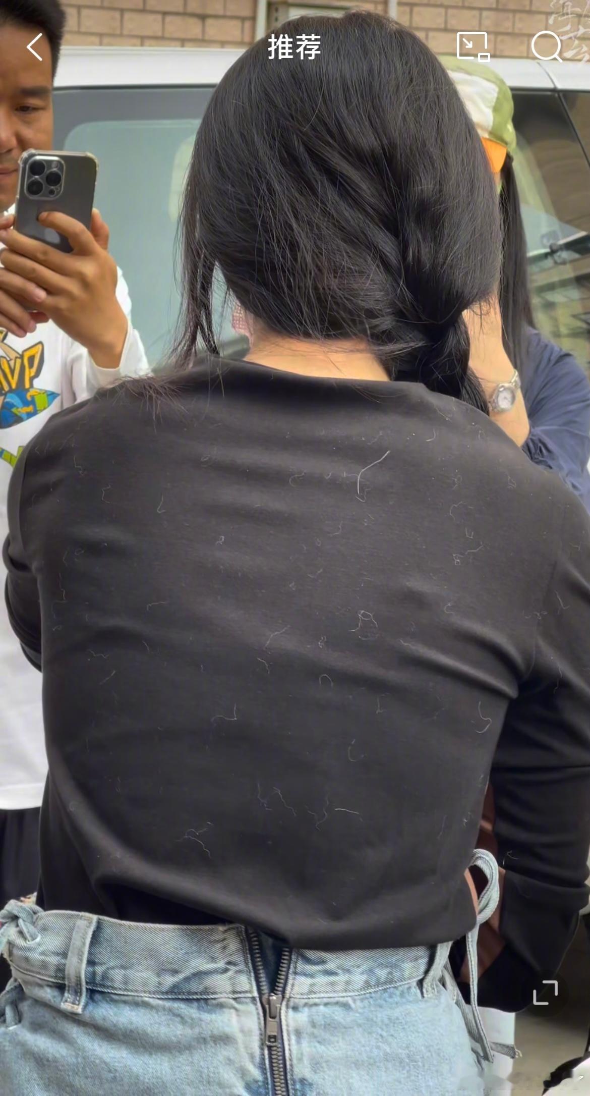 卢昱晓今日路透，作为艺人来说是不是太过邋遢了？衣服上全是猫毛，裙子拉链也没拉好，