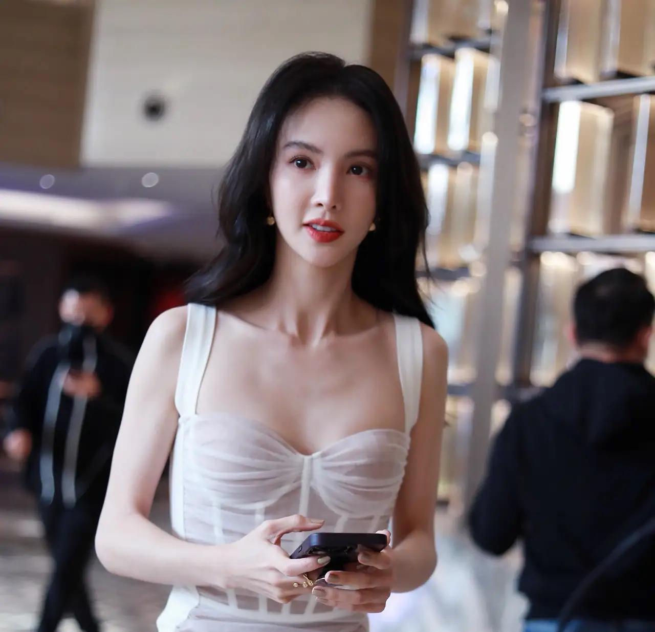 我问我老公，
金晨都是明星了还这么有钱，为什么还要肇事逃逸呢，正常走流程处理不就