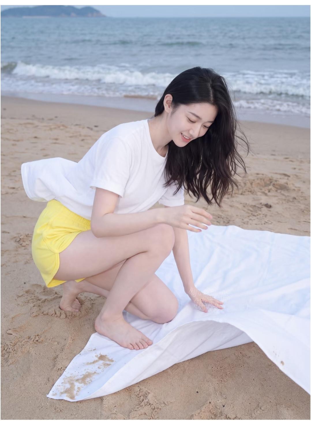 肤白貌美，脚丫子小巧干净。