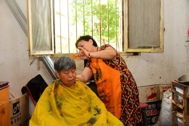 江苏常州“理发店”竟变犯罪窝点！30元低价引诱，背后却是高达16800元的“黑暗