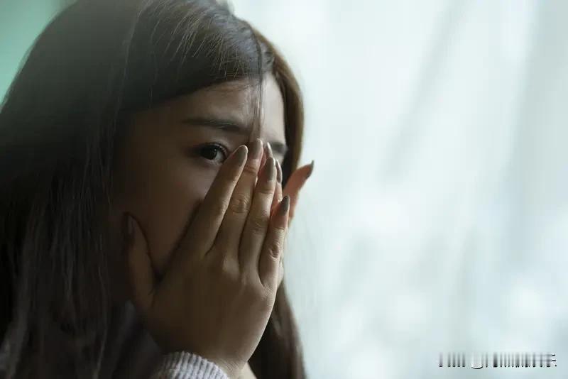 人心隔肚皮，当面一套背后一套？女子为了点蝇头小利，竟把“家底”都给搭进去了！
俗