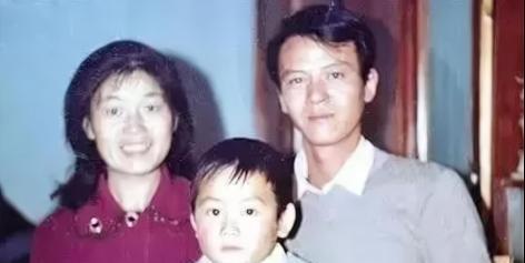 1979年，上海知青戴建国不顾反对娶了一农村女子，谁知娶回家当晚，妻子就大喊大叫