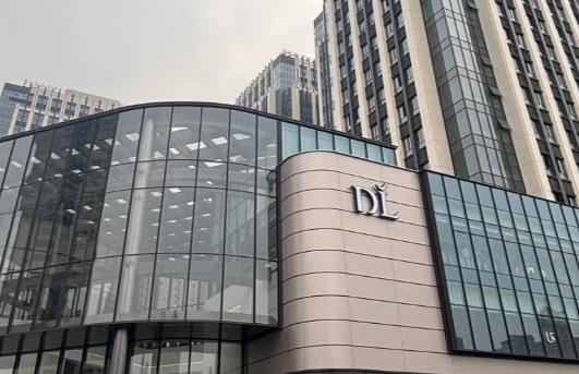 全网最讽刺的商业现实来了：明明亲眼见证新乡房东暴涨租金、搞垮整条商圈的惨痛结局，