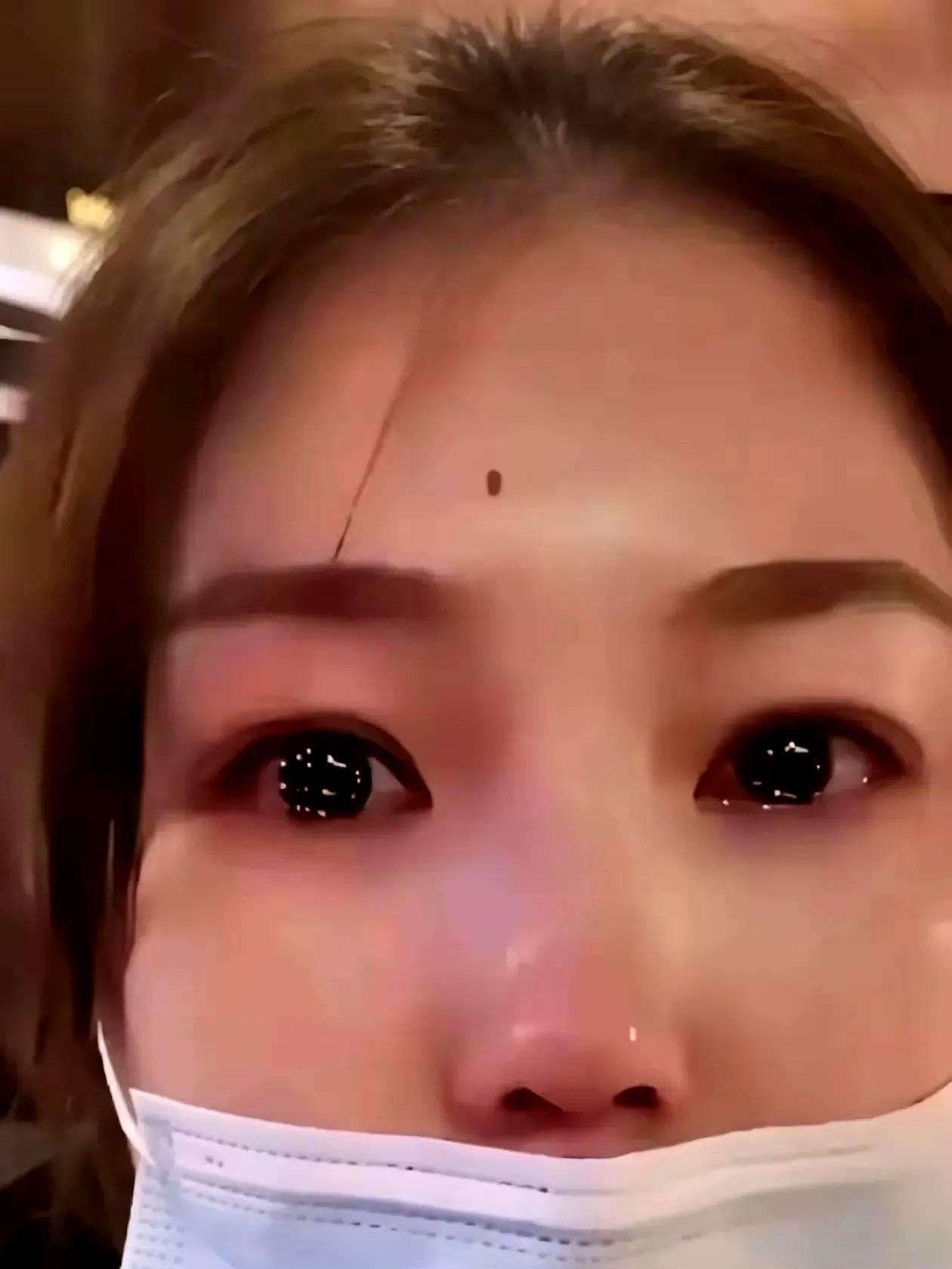 姜茶滚烫泼到胸口时，男人没吼，提起外套就走。
苏州，一对恋爱七年的普通人，到这一