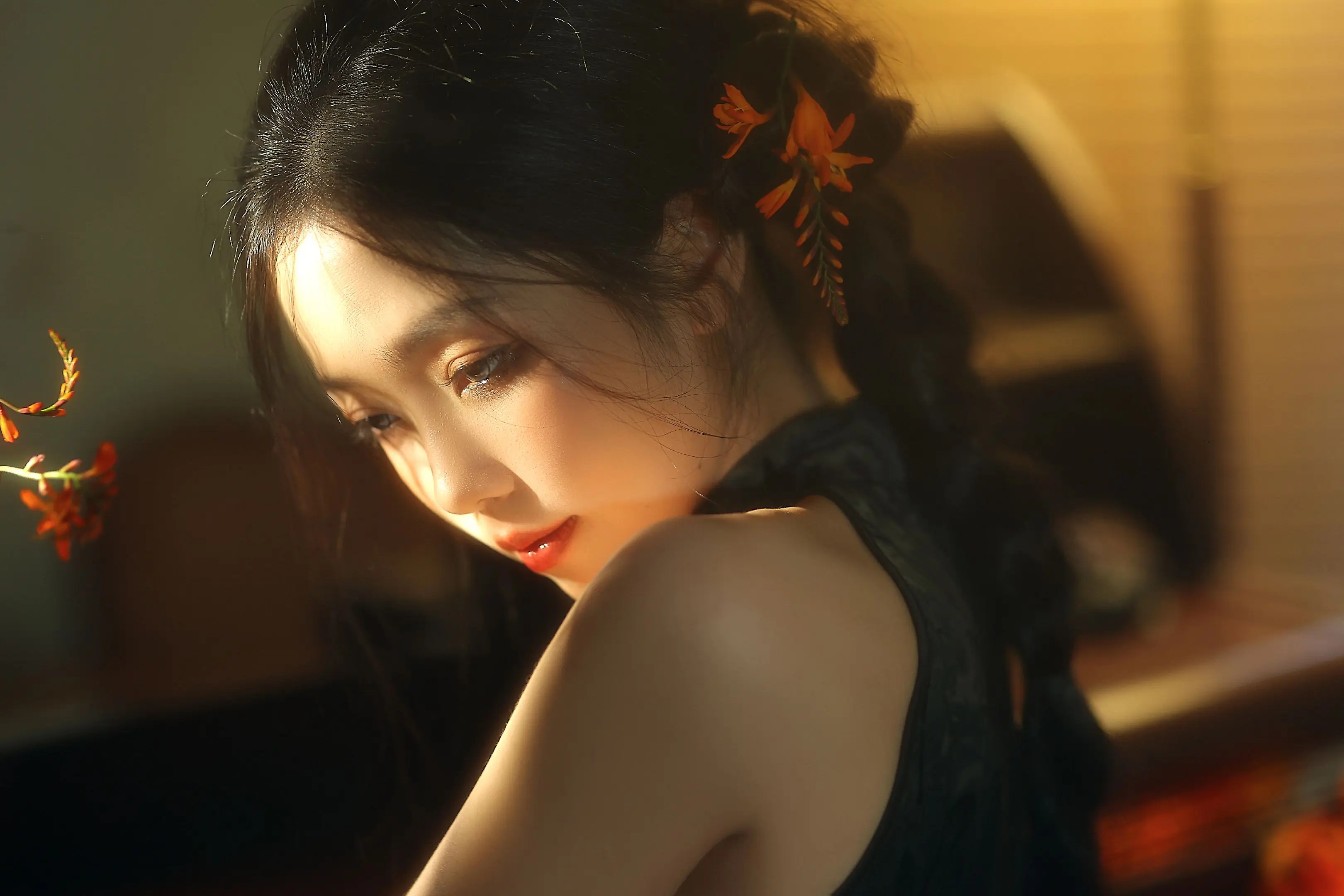 “说不上是什么感觉 但好像偏偏是移不开眼的感觉。”