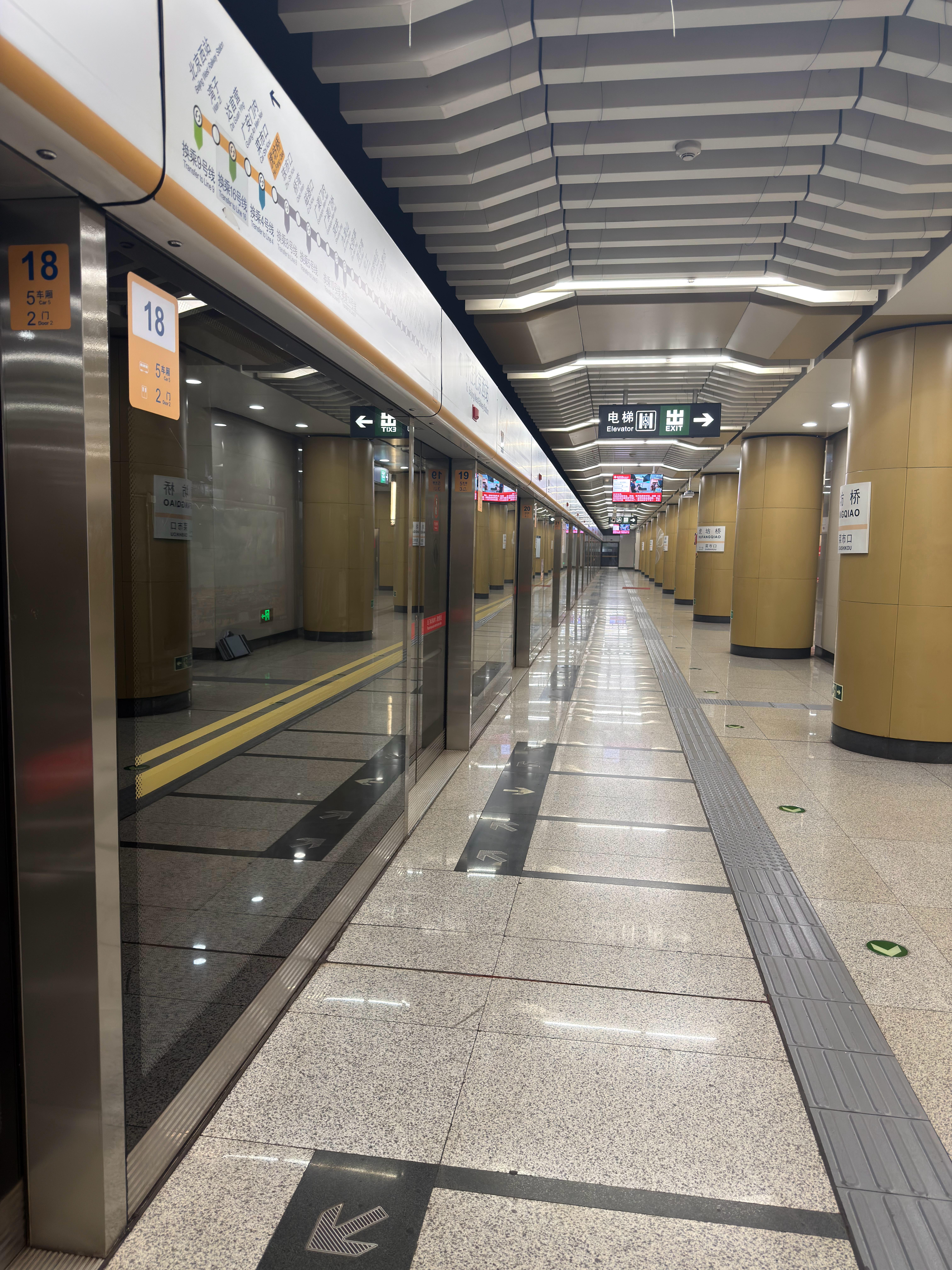 坐地铁不要玩手机，因为会坐反方向[二哈]你猜我是怎么知道的，我妹妹说:正常 ​​