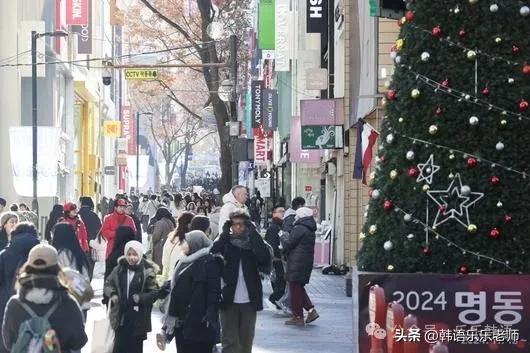 韩国考虑对中国团体游客试行免签政策。
韩国政府出台了“旅游振兴对策”。根据韩国总