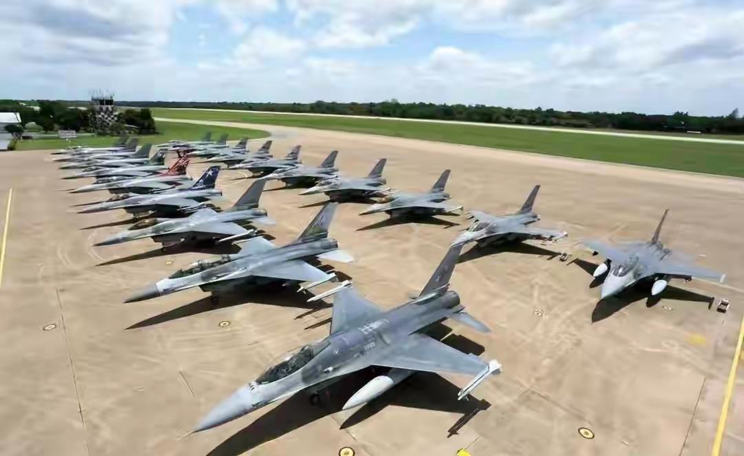 ​泰国空军形势非常地强劲，这时候在泰国的军用机场停放了大量的F-16型战斗机，这
