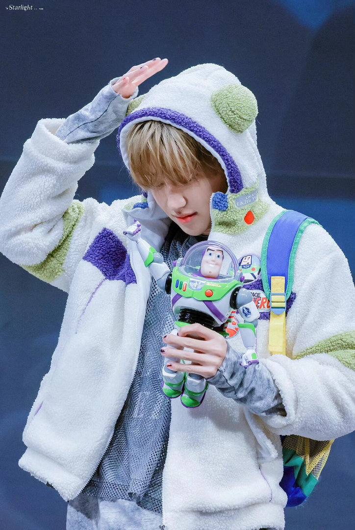 徐明浩四月的漂流MV 从“自己印啊”到愚人节新歌，徐明浩的整活之路越走越宽。这次