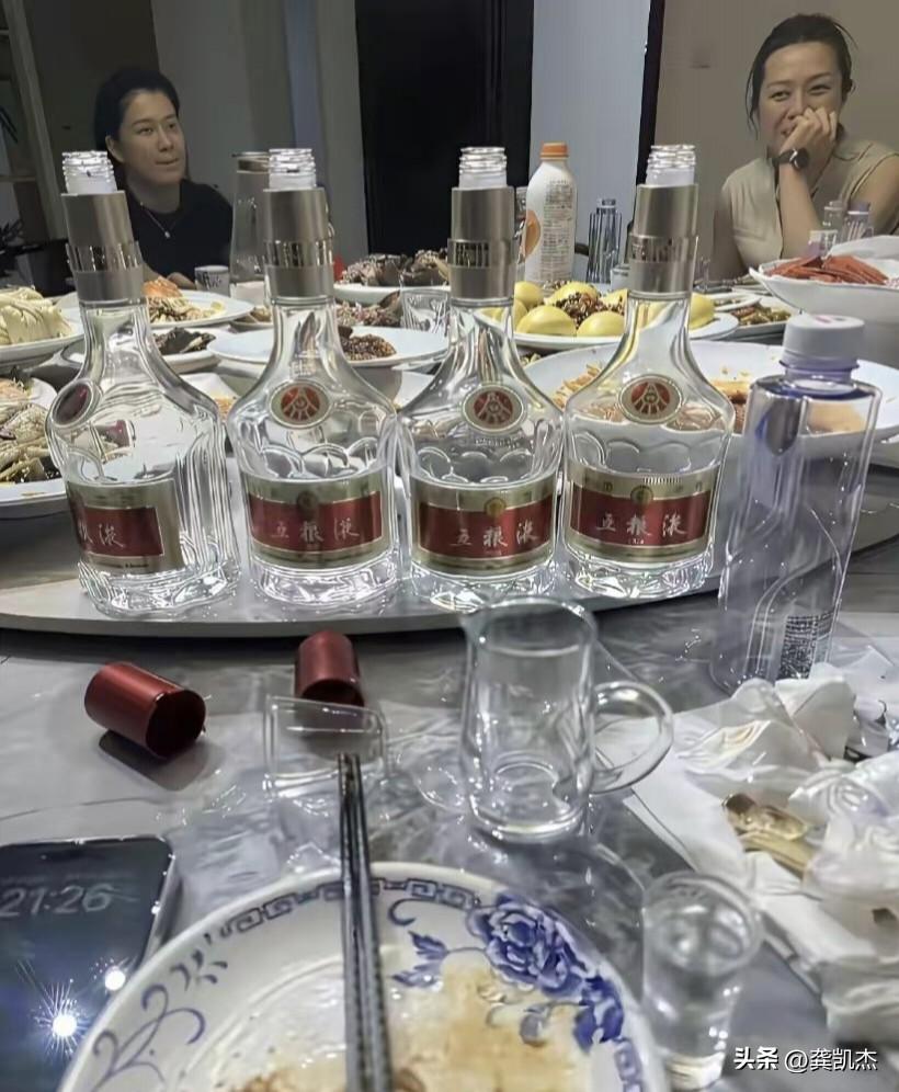 这几个女的酒量都不错～～你能喝几两白酒？