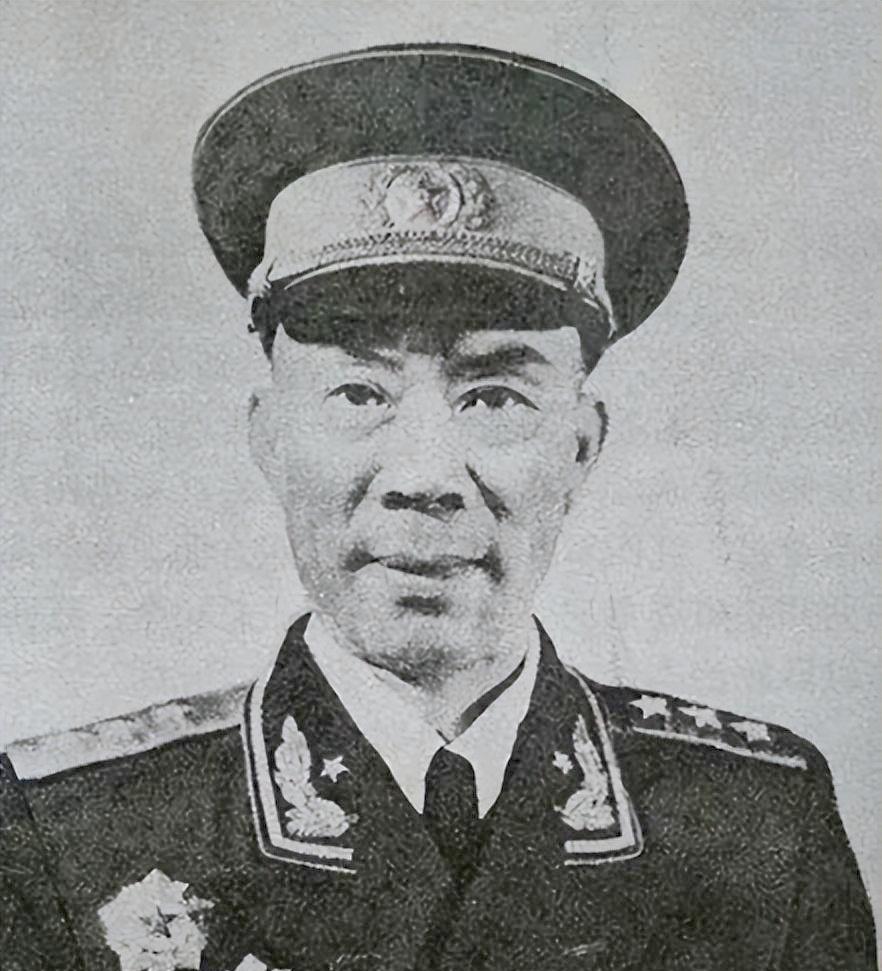 1980年，一位老将军攥着红头文件站在军区大楼前，指尖微微发颤。司令冷脸甩下一句