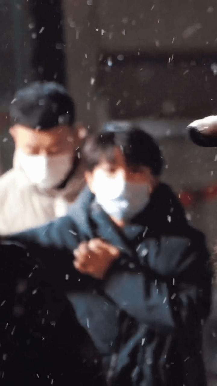  初雪落京华，年味随深深而来～ 周深初雪路透 里的他裹着黑色长款羽绒服，低调又暖