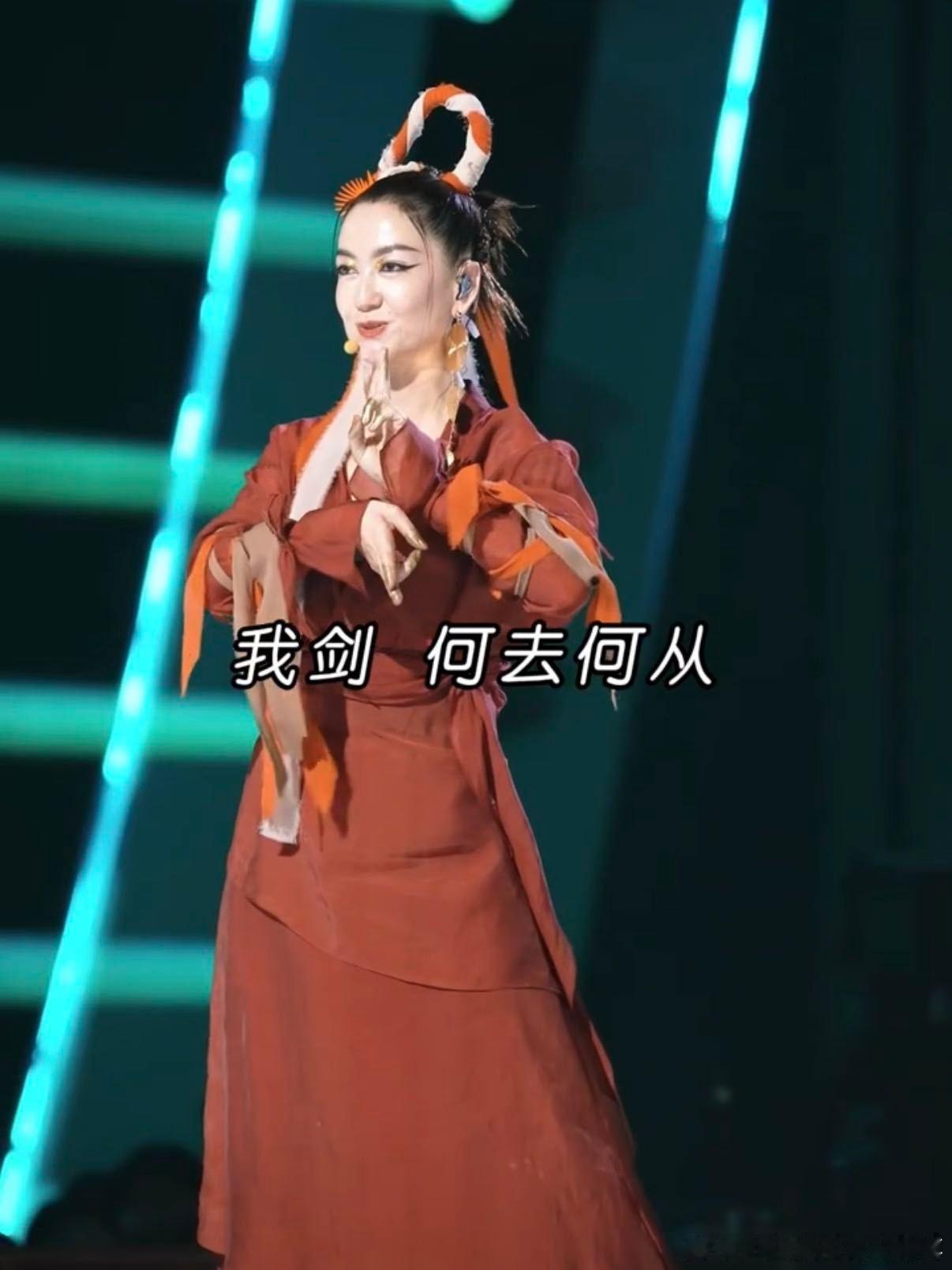 浪姐初舞台穿红衣服的都淘汰了浪姐玄学定律 复盘初舞台造型发现趣味巧合，维妮娜、陶