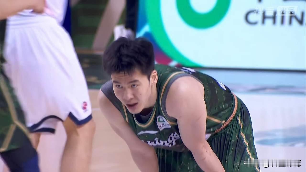 中国男篮集训名单新鲜出炉！球迷期待的徐杰、庞峥麟在，备受争议的赵睿也在，但怎么不