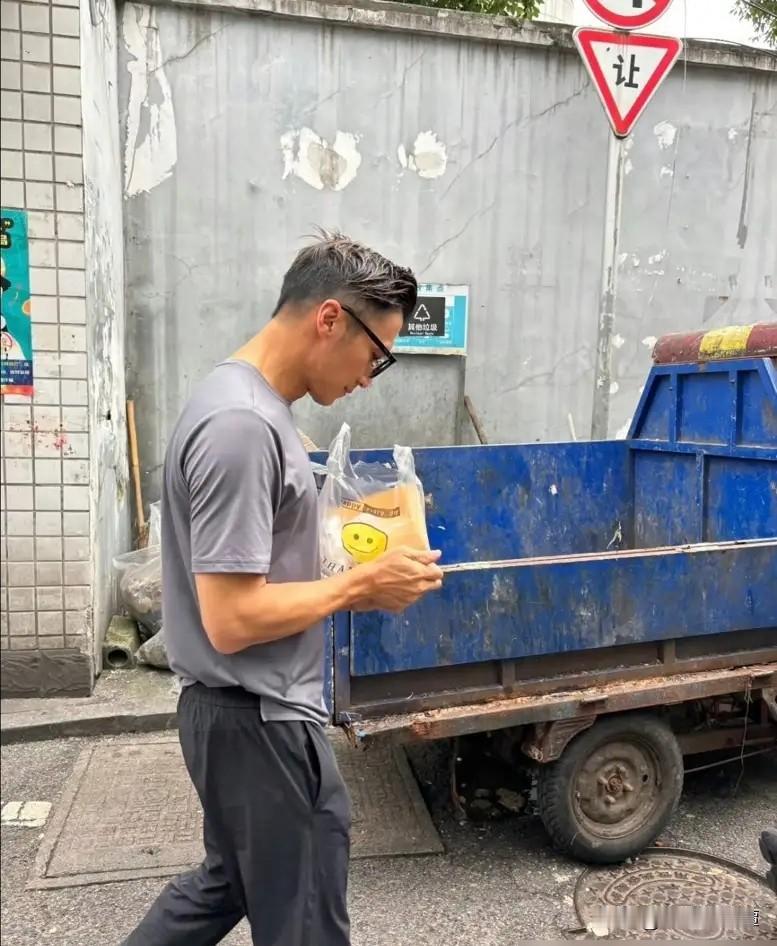 我这是在长沙街头偶遇明星了吗？
昨天在长沙街头逛街，在一个小巷里面看到一个男的手