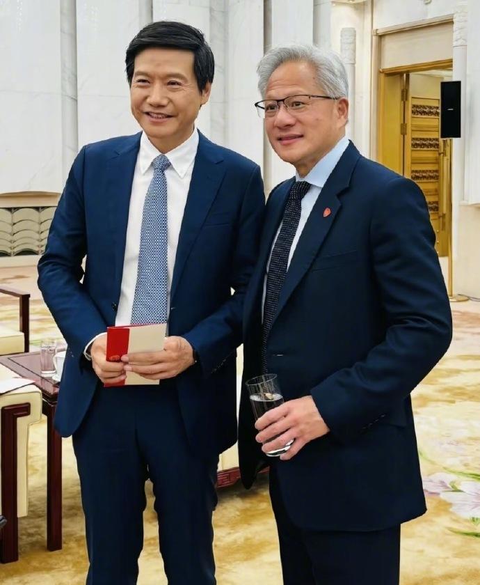 身家万亿的英伟达CEO黄仁勋，上访谈节目时，身上那件黑西装被镜头拍到袖子发亮。