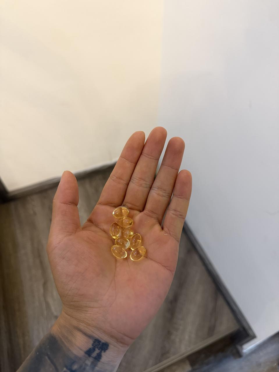 小君健身记 最近又被身边撸铁的朋友安利了鱼油，说对关节和脑子都好。以前减脂期总想