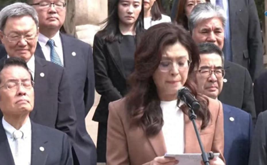 台湾归家的脚步更近了！历史性一刻重磅落地！郑丽文率团拜谒中山陵！

不少网友看完