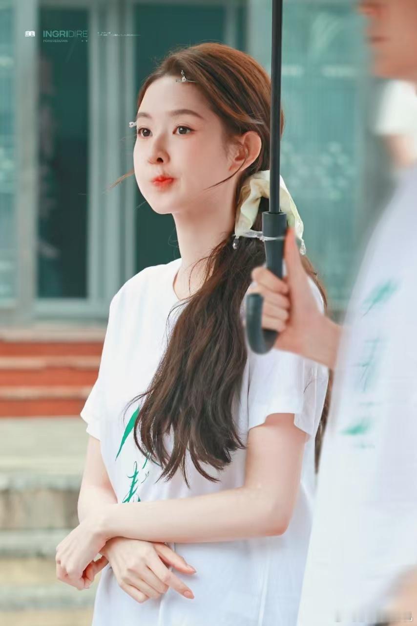 王玉雯小城春色开机海报王玉雯小城春色大事很妙 这俩人的海报化学反应也太绝了，一个