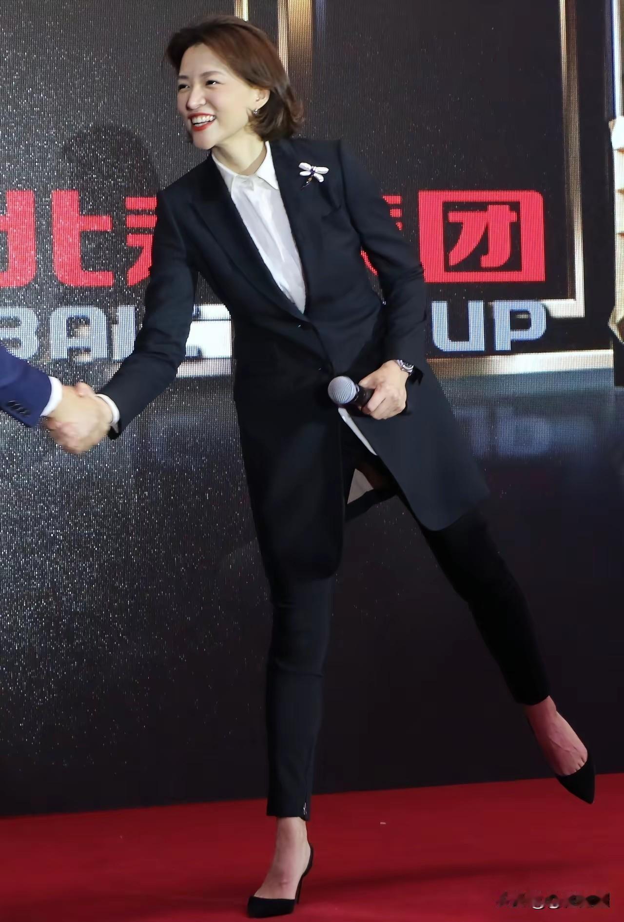 董卿能力、智慧，加颜质，人生的天花板，世界的精彩点。