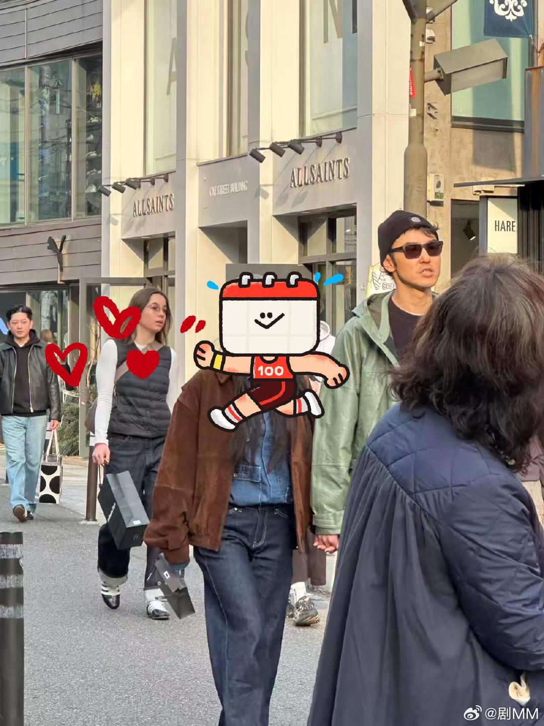 日本偶遇阮经天和女友 网友日本偶遇阮经天和女友逛街，女友好看诶！网友日本偶遇阮经