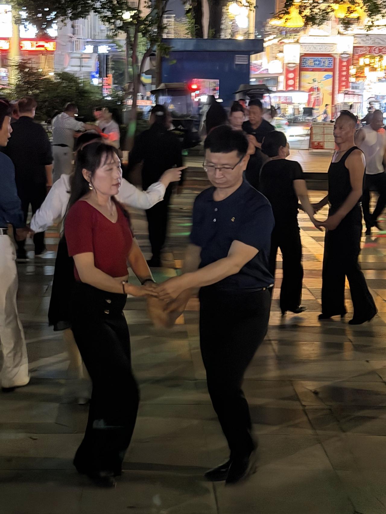 昨天晚上，我到潘家村的大庆路林带中间广场，去拍交谊舞。
8点半时，我走进舞场，看